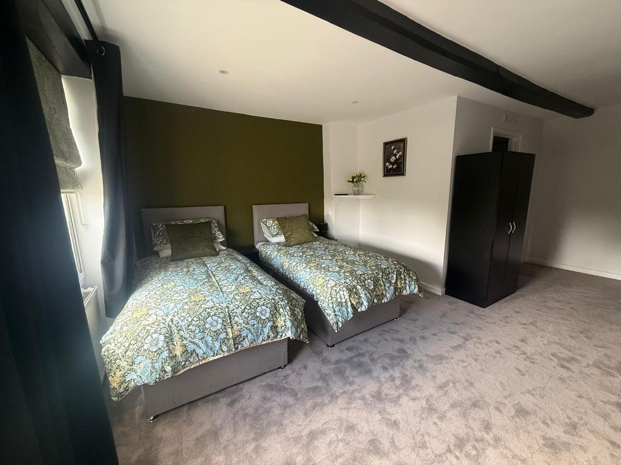 Hotel The White Hart Atworth Exterior foto